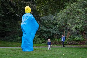 [Ugo Rondinone][0], _yellow blue monk_ (2020). Courtesy Gladstone Gallery. Frieze Sculpture, The Regent's Park, London (14 September–13 November 2022). Courtesy Frieze.


[0]: https://ocula.com/artists/ugo-rondinone/